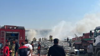 Hatay'da depremde yıkılan fabrikanın enkazında yangın