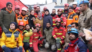 "Hükümet iş makinalarıyla enkaza girmeye karar vermiş" diyen İspanyol arama-kurtarma ekipleri Türkiye'yi terketti