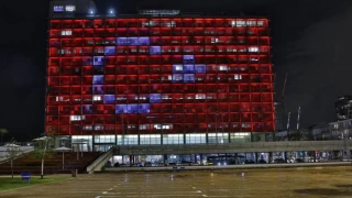 İsrail'de Tel Aviv belediye binasına Türk bayrağı yansıtıldı