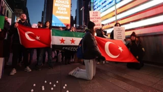 Times Meydanı'nda Türkiye'deki depremlerde hayatını kaybedenler anıldı
