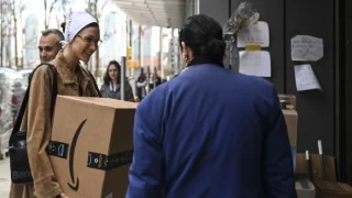 Ünlü model Bella Hadid, depremzedeler için Türkevine yardım kutuları getirdi
