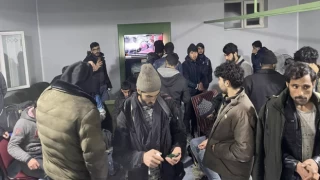 Yabancı uyruklu tır şoförü, 200 kaçak göçmeni İstanbul diye Sakarya’ya götürdü