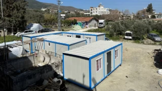 Depremzede 9 aile bir araya gelerek tüm birikimleri ile konteyner ev aldı