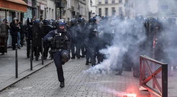 Fransa’da emeklilik eylemlerine hükümetin göç yasa tasarısına karşı protestolar da eklendi