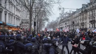 Fransa'da emeklilik reformu karşıtı gösterilerde gözaltı sayısı yükseldi