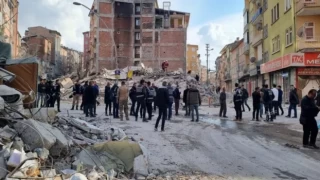 Malatya'da ağır hasarlı beş katlı bina çöktü