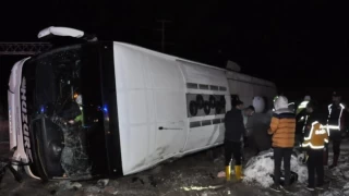 Yolcu otobüsü devrildi, 1 kişi öldü, 25 kişi yaralandı