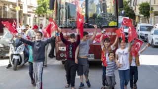 23 Nisan'ı çocuklar 'Cumhuriyet Otobüsü' ile doyasıya yaşıyor