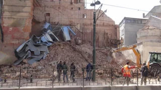 Beyoğlu'nda çöken bina nedeniyle tramvay seferleri 2 gündür yapılamıyor