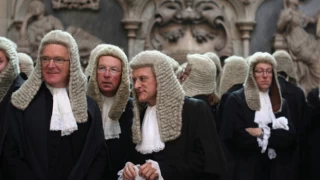Eski zamanlarda hakim ve avukatların taktığı peruklar neden hala kullanılıyor?