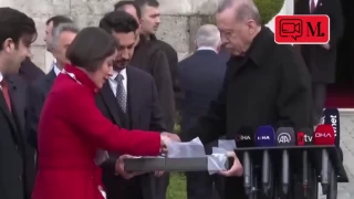 Gazetecilere çikolata ikram eden Erdoğan: Kız, gel gel, bunu her yerde bulamazsın