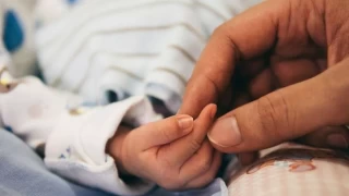HIV pozitif anne babadan sağlıklı bebek dünyaya geldi