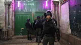 İsrail polisi sabaha karşı Mescid-i Aksa’ya baskın düzenledi