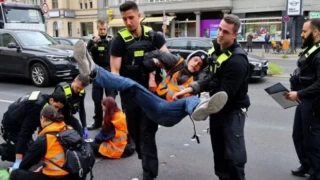 Almanya’da iklim aktivistlerine polis baskını