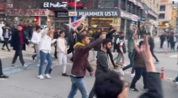 Erzurum’da İmamoğlu mitingine taşlı saldırıda bazı vatandaşlar yaralandı; bir grup tekbirlerle yürüyerek miting alanında toplandı
