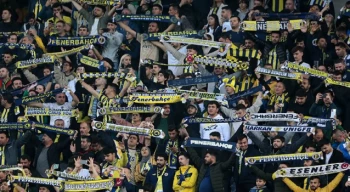 Fenerbahçe stadı ”Mecliste Hizbullah istemiyoruz” ve ”Türkiye laiktir laik kalacak” tezahüratlarıyla inledi