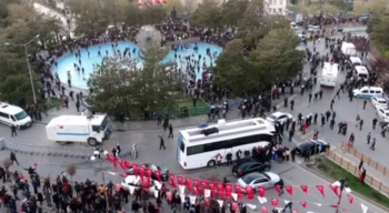 İsmail Saymaz: Türkiye’nin en büyük şehrinin belediye başkanı ve CHP’liler taşa tutuldu, polis seyretti