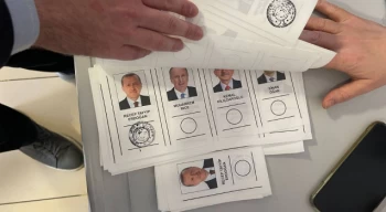 İstanbul’da bazı oy pusulalarında mühür Erdoğan’ın bölümünün tam arkasına basıldı ve ön tarafta iz bıraktı! Oylar geçerli olacak mı?