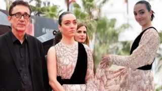 Merve Dizdar'dan, Cannes'da giydiği kıyafete gelen eleştirilere ateş püskürdü: Beni böyle seveceksiniz