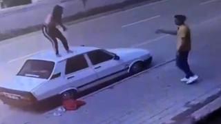 Adana’da bir kadın otomobilin tavanına çıkıp dans etti