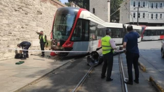 Bağcılar'da tramvay raydan çıktı: Yolcular tahliye edildi