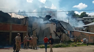 Erzurum'da yangın paniği: Alevler evlere sıçradı