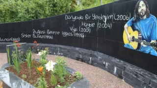 Sanatçı Kazım Koyuncu vefatının 18. yılında Artvin'deki mezarı başında anıldı