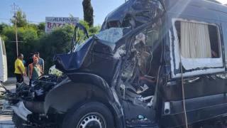 Alanya'da tur minibüsü tırla çarpıştı: 2 kişi yaşamını yitirdi, 12 kişi yaralandı