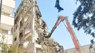 Bakırköy'deki kontrollü yıkımda bina çöktü! Bir kişi enkaz altında!