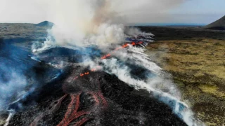 İzlanda'nın başkenti yakınında volkanik dağ lav püskürmeye başladı