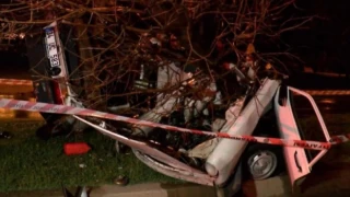 Kartal'da ağaca çarpan araç ikiye bölündü! Bir kişi hayatını kaybetti!