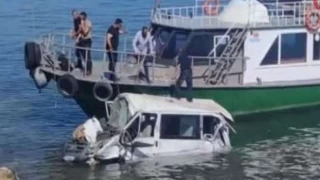 Kontrolden çıkan minibüs Van Gölü'ne uçtu: Yaralılar var