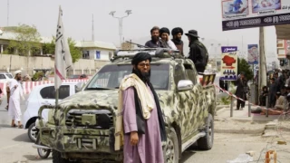 Taliban müzik aletlerini toplayıp yaktı