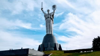 Ukrayna, Kiev'deki Anavatan Anıtı’nda bulunan Sovyet armasını söküyor