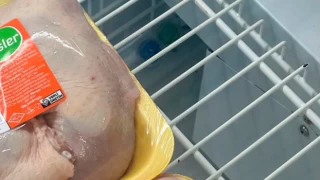 Zincir marketin buzdolabında etlerin yanında tuvalet kokusu ortaya çıktı