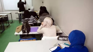 Fransa'da devlet okullarında kız öğrencilerin çarşaf giymesi yasaklanıyor