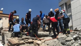 Gaziantep’te ağır hasarlı bina çöktü: İş makinasının operatörü enkaz altında