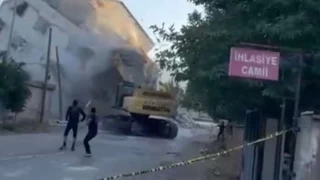 Gaziantep’te ağır hasarlı bina, yıkım sırasında bir anda çöktü