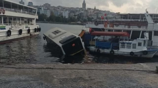 İstanbul-Eminönü'nde halk otobüsü denize düştü