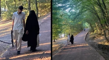 İstanbul Göktürk'te bir parkta iki kişi ellerinde silahla yürürken görüntülendi