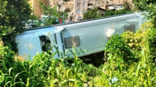 Karaman'da tur otobüsü rampa çıkarken devrildi: Çok sayıda yaralı var