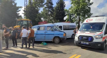 Ordu’da mevsimlik tarım işçilerini taşıyan minibüs kaza yaptı: 20 yaralı var