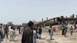 Pakistan'da tren kazası: Çok sayıda ölü ve yaralı var