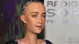 Robot Sophia Mevzular Açık Mikrofon'a geliyor: Ne istersek soruyoruz