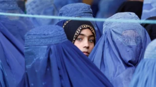 Taliban, üniversiteye gidecek kadınların uçağa binmesine engel oldu