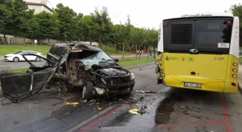 Üsküdar’da kaza: cip, İETT otobüsüne çarptı