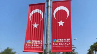 Üzerinde belediye logosu ve başkanın adı olan Türk bayrağı: Adli ve idari işlem başlatıldı