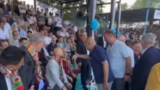 Bilal Erdoğan, İYİ Partili Turhan Çömez’in uzattığı eli sıkmadı