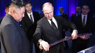 Putin ve Kim Jong-un, birbirlerine tüfek hediye etti