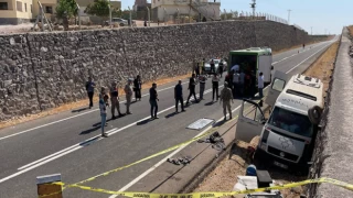 Şanlıurfa'da tarım işçilerini taşıyan minibüs istinat duvarına çarptı: Ölü ve yaralılar var